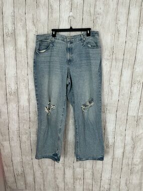 Universal Thread Distressed Light Wash High-Rise Jeans